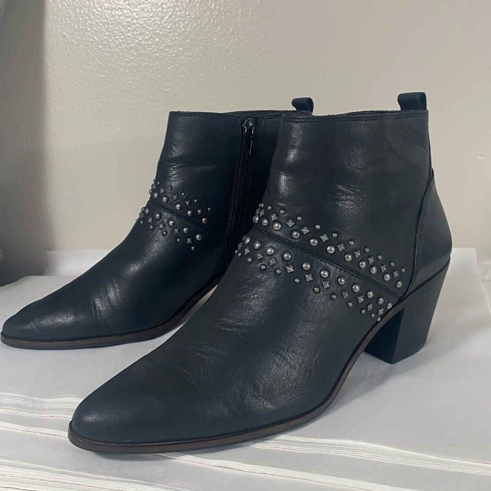 🔴⬇️ Lucky Brand Studded black leather Ankle Booties